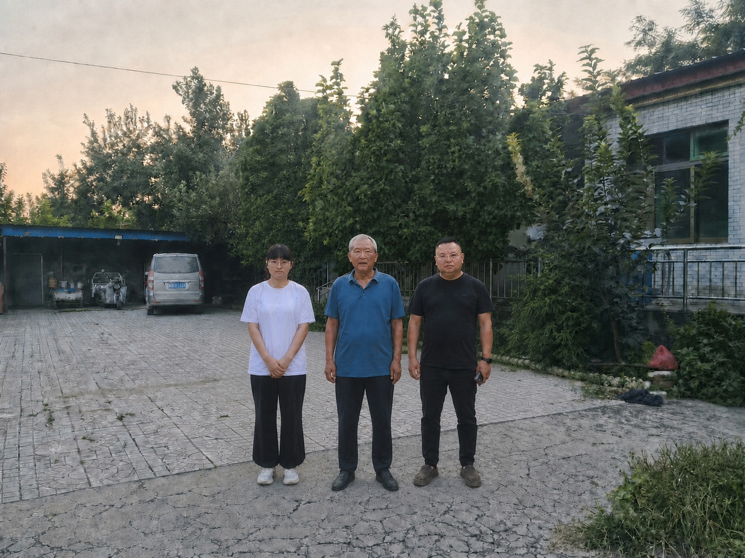 将画面中穿蓝色衣服的老年男子移动到三个人的中间位置，白衣女子和… - 图片创意预览