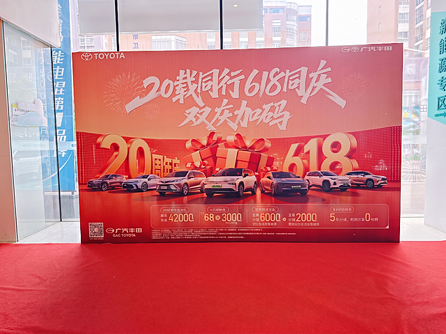 删除图片左下角和右下角的文字水印以及打卡时间信息，保持原本海报的红色背景和整体内容不变，修复去除水印后的区域使其和周围自然融合