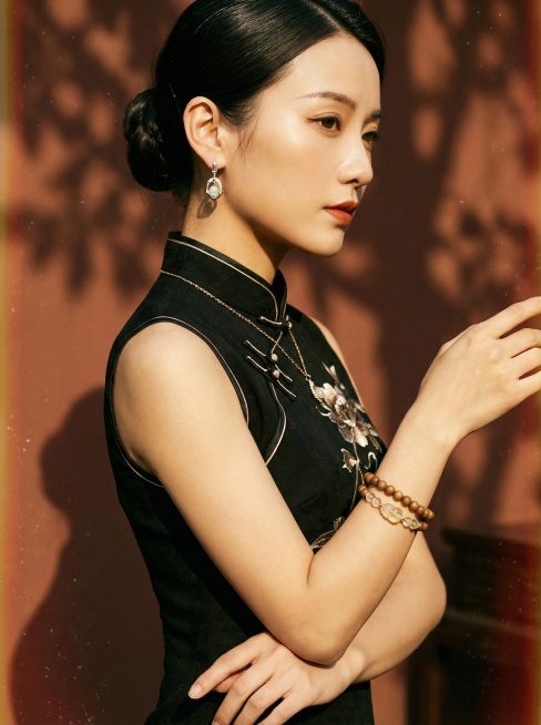 一张中式复古优雅风格的女性人物，主体为一位女性，采用近景半身、平视视角构图。她有着复古精致简约的盘型，整体发型利落有型且富有光滑油亮，右手手腕带着参考图两圈小珠子手串（保持参考图手串的6mm小珠子，配预览效果