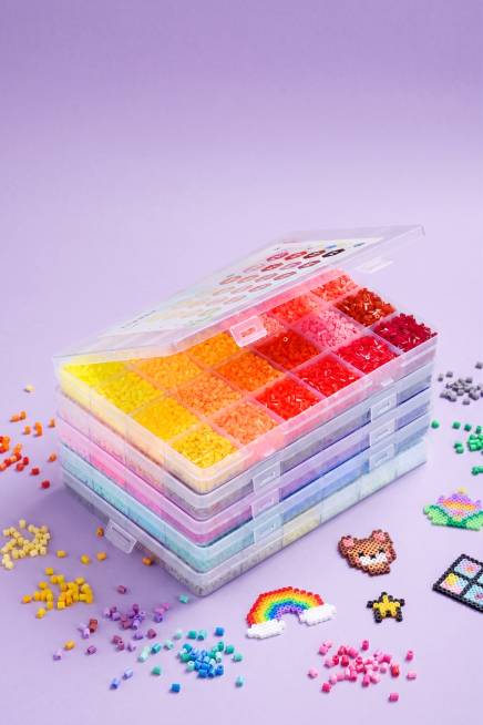 将这张拼豆产品图置于浅紫色背景中，周边散落一些拼豆和拼豆成品。整体统一光影效果。符合产品摄影品质。预览效果