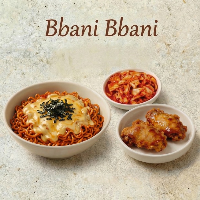调整图片尺寸为正方形900×900，保留原有全部内容："Bbani Bbani"标题，保留芝士火鸡面、韩式泡菜、炸鸡翅三个菜品组合展示，保留米白色肌理背景，保持原设计风格不变，裁剪为正方形预览效果