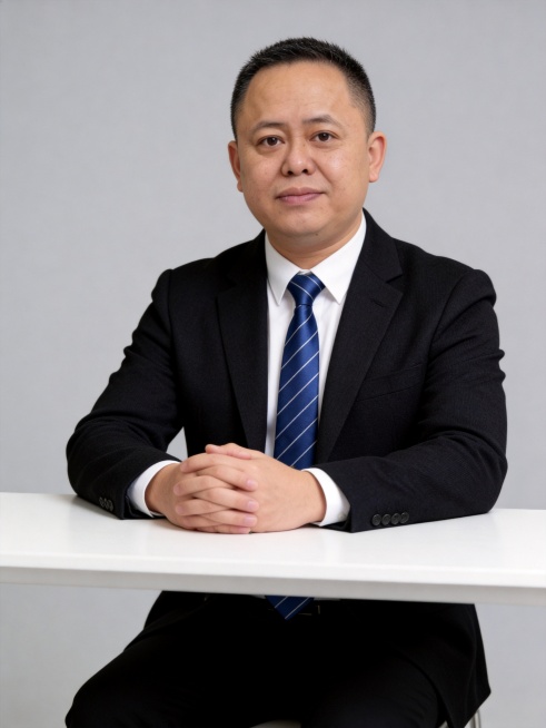 参考图保留人物脸型发型年龄特征，生成金融讲师正式职场形象照，标准焦段50mm,f/4光圈，平视视角，人物居中，半身像，头肩比例协调；身穿黑色精纺羊毛西装外套，内搭白色高支棉衬衫，系蓝色条纹真丝领带，下预览效果