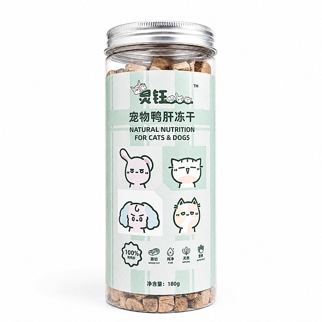 产品精修，产品置于纯白背景上，专业商业棚拍光，5500K标准中性白光，轮廓光，体积光，曝光正确，强烈真实立体感，净化杂乱倒影、脏反射、环境色污染和黑块反射；金属重建干净棚拍高光条带，透明材质保留真实折射与透明层次，接地处保留干净浅淡的自然接触阴影，严禁大片投影、脏灰阴影和悬浮感，主体居中，商品完整入画不裁切，商品外轮廓视觉体量约画面60%-80%，四边均匀留白约10%-20%，严禁满幅铺满与贴边顶满，极致超清画质，细节清晰锐利，商业级实拍质感，保留原图真实材质与结构细节，明显提升商品表面洁净度，清理灰尘、污渍、指纹、油污、胶痕和霉点，让表面从脏旧发闷变为干净可售卖状态，提升商品洁净度和商业新品感，清除旧痕、灰暗、脏斑和不均匀色块；保留原图颜色分区、材质色相、结构和功能细节，禁止整体提亮改色，基于原图材质恢复纹理、颗粒、折射、高光、柔韧折痕、透明边线或工艺细节，避免糊成塑料感，严格锁定原图商品所有颜色，标签字体、图案、卡通形象颜色完全保持不变，颜色以输入图为唯一参考，分段部件颜色边界按原图锁定，锁定原图商品轮廓、件数、部件位置、连接关系、标签文字和可见功能细节，只做精修不重绘结构，锁定原图容器形态、容量比例、开口方向、材质分区、功能区、配件数量和文字标识；禁止新增功能部件、改变开口方向或合并/拆分主体结构，瓶身透明玻璃区域：高透玻璃质感，折射边线清晰，透明层次自然，瓶盖金属区域：光面金属质感按原图锁定，高光边线清晰，反射干净但不过度镜面化，瓶内冻干内容物：保留真实颗粒纹理与自然色泽，正视图，严格保持原图透视，严禁扶正，严禁镜像翻转，比例1:1