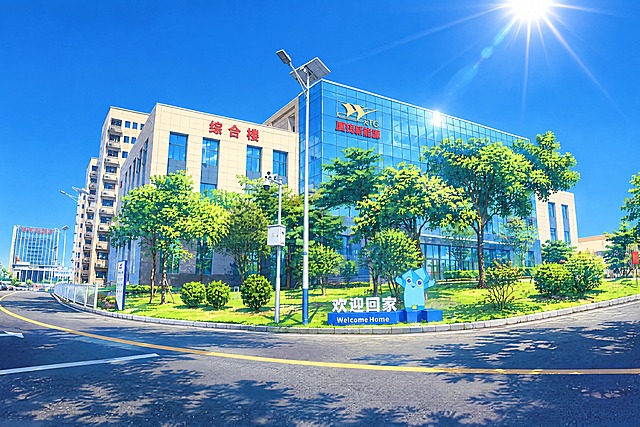 将这张综合楼建筑照片转换为日系动漫风格，场景设定为夏天的正午时分，天空湛蓝纯净没有任何云朵，烈日当空，阳光强烈刺眼，地面有清晰的烈日投影，整体画面色彩明亮饱和，充满夏日炎炎的氛围感。建筑玻璃幕墙上的红色LOGO文字必须清晰准确，内容为"厦钨新能源"四个红色汉字，字迹清楚可辨认。保留建筑的基本结构和布局，动漫插画风格，画质精美