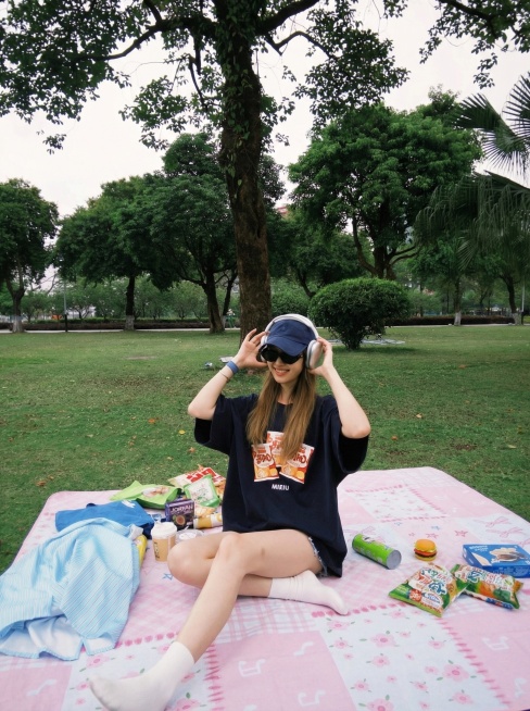 图一的垫子去掉换成图二的垫子，保持图二垫子真实质感与环境融合，图二垫子变大形状外观不变，保留图二垫子真实拍照风格，图片尺寸3:4预览效果