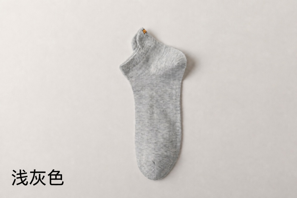 将图片左下角的'浅灰色'文字放大，放大一倍，保持黑色文字颜色不变，位置在左下角，不遮挡袜子主体，保持袜子本身颜色、材质、结构和背景不变，保持原有高清画质和光影效果预览效果