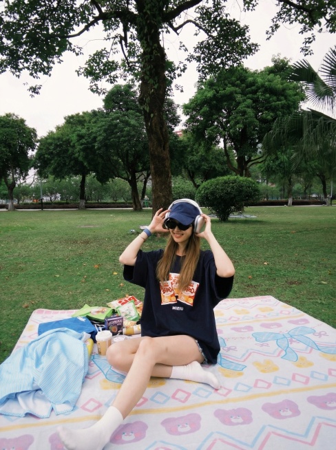 图一的垫子去掉换成图二的垫子，保持图二垫子真实质感与环境融合，图二垫子变大形状外观不变，保留图二垫子真实拍照风格，图片尺寸3:4预览效果