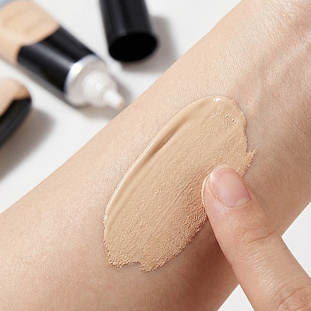 帮我生成图片：以图中的遮瑕膏为元素,欧美女人使用遮瑕膏,遮盖黑眼圈斑点痘印法令纹不卡粉,防水,设计6张跟遮瑕膏有关的图,物体主体特征不变，英语,比例 「1:1」