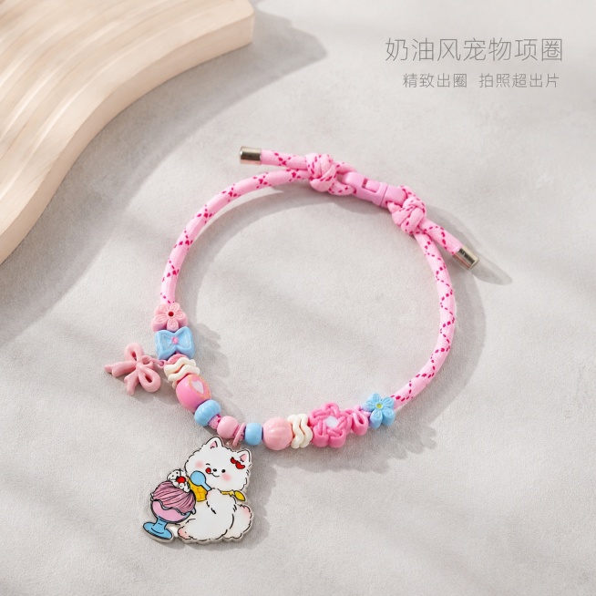 [主图-1] 宠物项链首图，ins冷淡风突出高级感设计。[氛围风格] 简约干净，高级冷淡，低饱和氛围。[画质] 商业摄影质感、光线柔和通透、产品清晰真实、画面干净高级。[元素] 浅灰色质感背景，宠物项预览效果