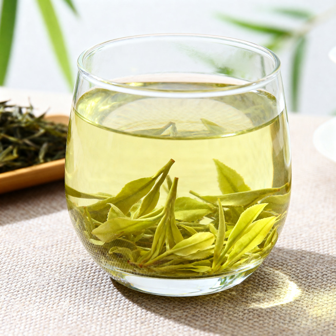 杞老头枸杞芽茶冲泡效果图，展示干茶投入玻璃茶杯，清澈透亮淡黄绿色茶汤，茶叶舒展，通透干净画面，田园浅色调，比例1:1，4K分辨率预览效果