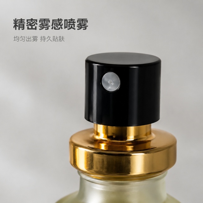 [主图-3] 红西贡香水喷头设计细节特写，产品细节展示图，高级通透香氛氛围，商业摄影质感、光线柔和通透、产品清晰真实、画面干净高级，浅灰色简约背景，红西贡香水黑色喷头和金色连接部位做微距特写展示，突出预览效果