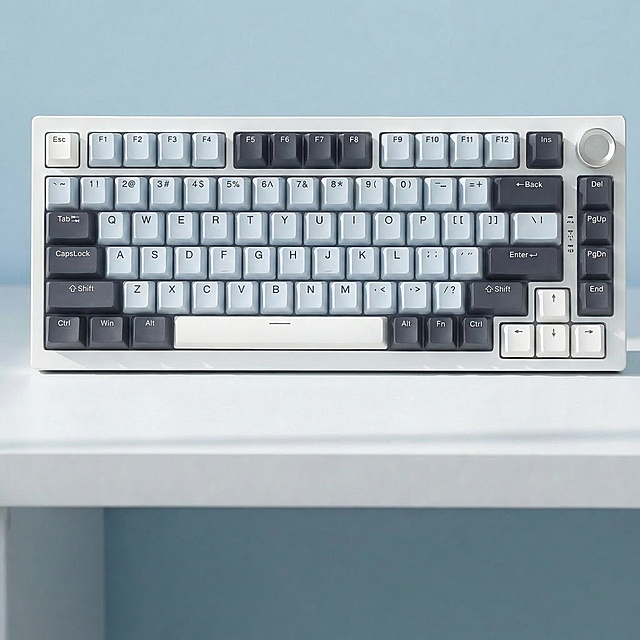 参考第二张图，将第一张图键盘所有深黑色键帽替换为第二张图键盘的浅黑色（偏深灰），浅灰色键帽替换为第二张图的浅灰色，所有键帽布局、字符、键盘结构完全保持不变，仅修改按键颜色，保证按键文字清晰，颜色过渡自然