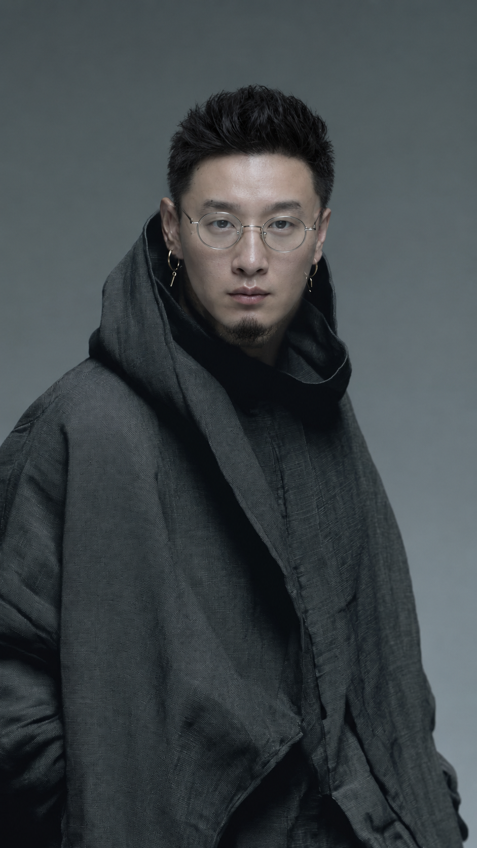 将第一张图（穿黑色连帽大衣的模特）的脸部替换为第二张图（证件照… - 图片创意预览