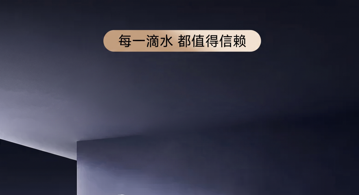 去除图片上所有白色文字，保留上方米色圆角标签内的黑色文字，保留原有背景和产品位置风格不变预览效果