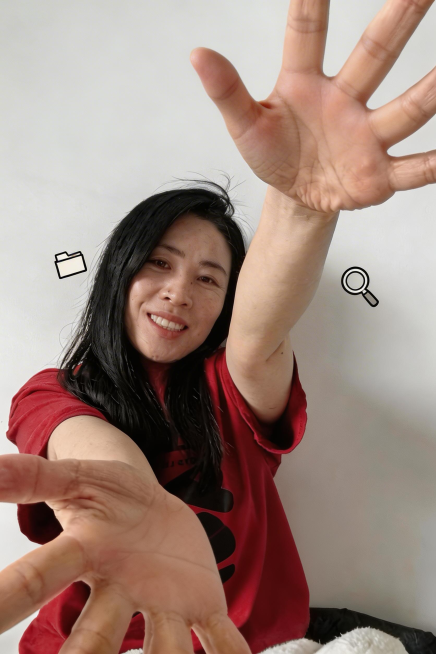 素人原生感,真实日常场景,生活化手机实拍质感。

[海报主题]：整理有搜索意识。

[人物维度]：女性/红色短袖T恤 + 开心微笑 + 双手向前伸展张开五指 + 半身 + 平视拍摄，美白，均匀肤色提亮预览效果