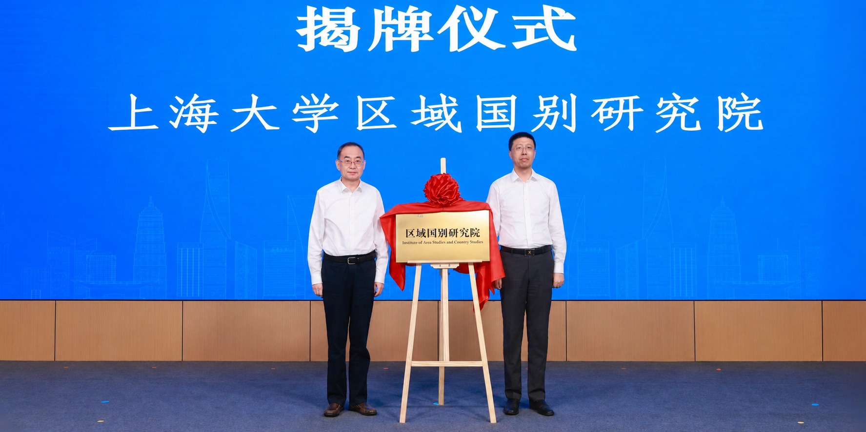 将图片中揭牌牌子左上角的红色绸布向上掀起一些，使金色牌子上的文… - 图片创意预览