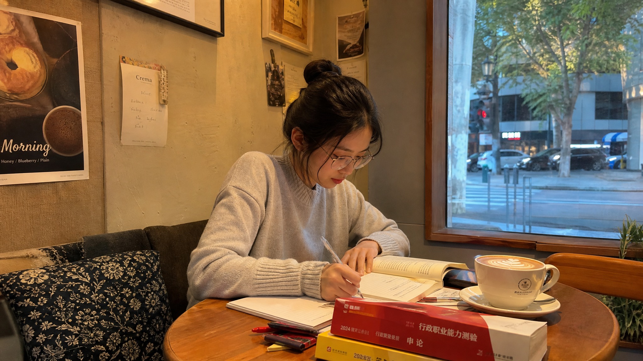 一位25-30岁的女性学生，坐在咖啡厅的角落学习考公资料，桌上… - 图片创意预览
