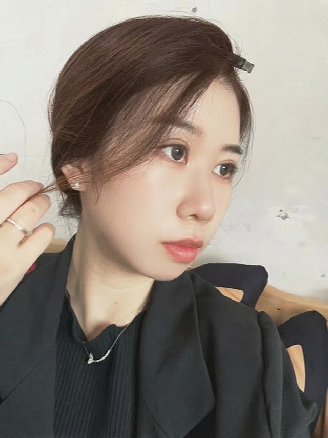 将人物头发颜色修改为栗棕色，其他内容保持不变