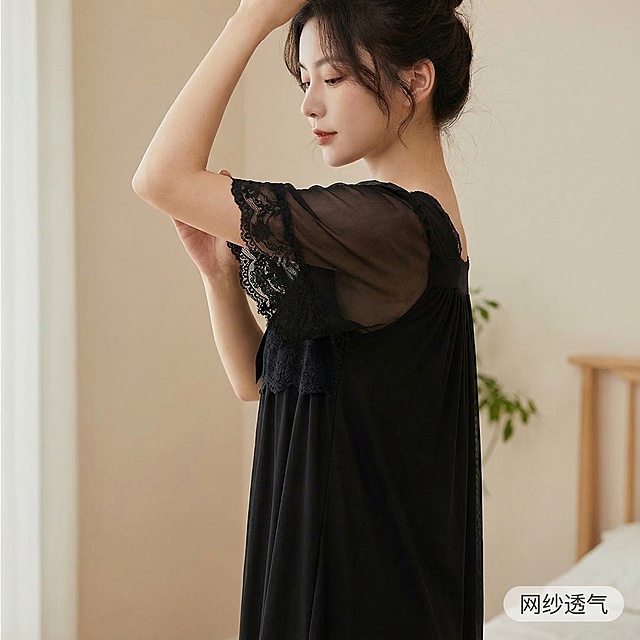 基于参考图生成黑色网纱蕾丝睡裙抖音主图，第三张，保持模特与睡裙和原图一致，简约舒适风格，展示睡裙网纱短袖蕾丝包边设计细节，模特侧身展示袖口，背景为简约卧室浅米色墙面，柔和自然光，无多余文案，仅右下角小浅灰标签“网纱透气”，1:1构图，整体分辨率2K