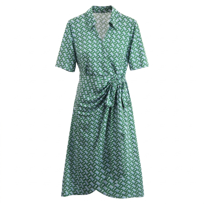 将这件连衣裙穿在隐形人体上，保持服装颜色、版型和细节完全不变。正面视角，立体悬浮效果，布料自然垂坠保留褶皱，无人物、无模特、无身体，专业光影，纯白色背景无阴影，服装居中，不改变原图比例。Negativ预览效果