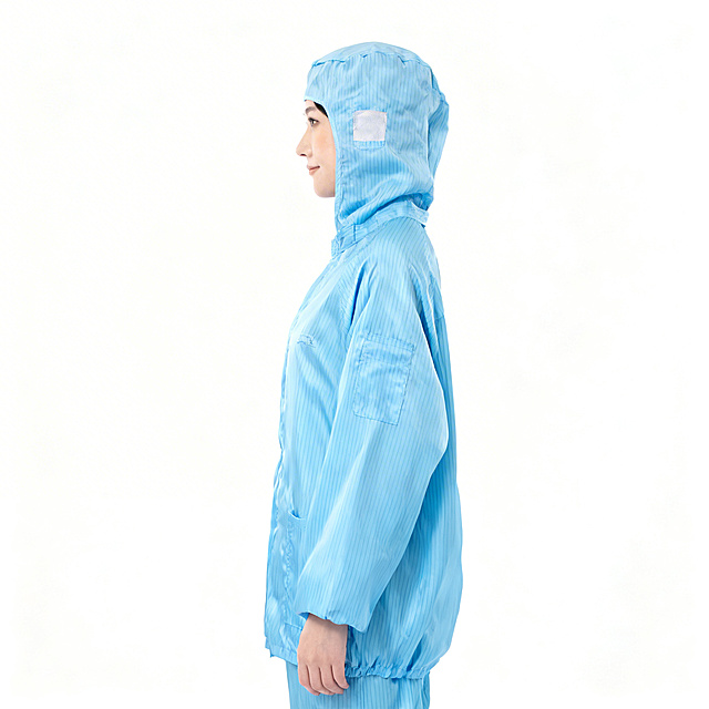 [主图 2] 浅蓝色防静电工作服侧面版型展示
[氛围风格] 专业简洁，突出版型剪裁
[画面元素] 商业摄影质感、光线柔和通透、产品清晰真实、画面干净高级。浅蓝色条纹连帽分体工作服，模特侧身自然站立展示侧面版型，帽子和口袋细节清晰呈现；纯白色干净背景，主体居中，无边框，面料条纹纹理自然，衣服版型立体；保留原有产品外观颜色不变。
[配色色系] 产品天蓝色，背景纯白色，无多余色彩。
[视角构图] 侧方平视，景深适中，完整展示侧面轮廓。
[文字版式] 无多余文字，仅产品展示。
[比例分辨率] 1:1 比例，2k 分辨率；超高清。
[负向提示词] 变形，水印，文字错乱，产品模糊，背景杂乱，文字遮挡主体