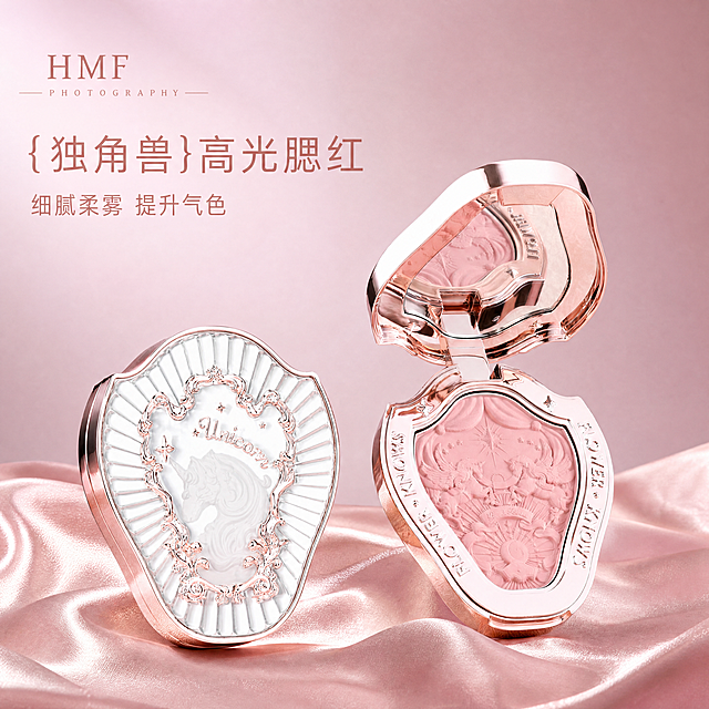 [主图-1] 品牌调性展示-独角兽浮雕腮红首图。
[氛围风格] 高级精致彩妆风，柔粉梦幻氛围；
[画质] 商业摄影质感，光线柔和通透，产品清晰真实，画面干净高级。
[元素] 保持原产品外观（物理结构、材质质感、颜色）与输入产品图绝对一致，杜绝任何变形和色差，精细化处理。画面中两个腮红展示完整，一个闭合一个打开，放置在细腻缎面粉色衬布上，背景为渐变柔粉色，左上角放置提取的HMF品牌logo，不遮挡产品主体。商品主体占比严格控制在70%左右，画面满屏无边框。
[光影] 柔箱柔光，主光从左前方照射，突出产品金属边框的质感和浮雕纹理的立体感，浅淡阴影增加层次，整体通透亮泽。
[配色] 主色调为柔粉色搭配玫瑰金，浅粉渐变背景，整体温柔高级。
[视角构图] 平视45度斜拍，景深适中，产品完整居中展示，轮廓完整不裁切。
[文字版式] 左上负空间左对齐留安全边距，大字文案写“{独角兽}高光腮红”，玫瑰金色最大号细体无衬线；辅助短句写“细腻柔雾 提升气色”，约半高，同色。
[比例分辨率] 1:1比例，4k分辨率，文字清晰锐利，画面超高清。
[负向提示词] 变形，水印，文字错乱，产品图模糊，背景杂乱，色差。