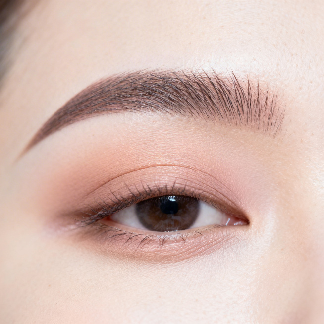 生成精致雾眉的特写图片，眉毛颜色均匀柔和，妆感自然高级预览效果