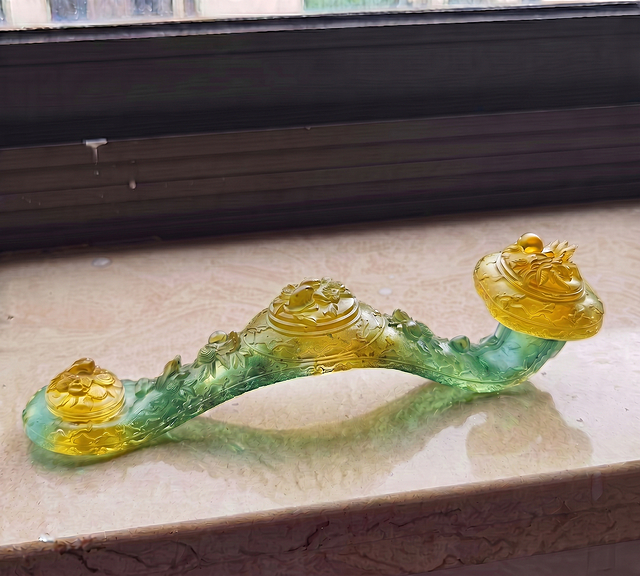 给如意摆件融入第二张参考图的清新渐变青绿色调，保留现有黄色基础，让整体色彩过渡更协调，保留原造型和场景不变