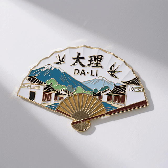 金属珐琅冰箱贴，中式古扇形状，画面主体为大理古城，背景是苍山风景，飞鸟元素点缀，文字“大理 DA·LI”合理排版，配色鲜明
