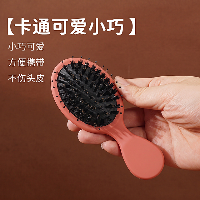 将图1中手上拿着的粉色梳子替换成图2的梳子，保持手的姿势、背景棕色背景和左侧文字不变，图片比例为1:1