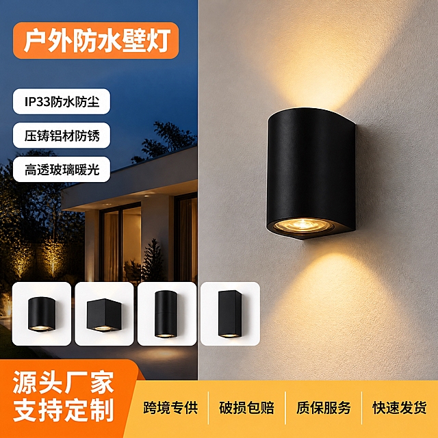 [单张主图] 户外防水黑色壁灯 高级简约工厂B端风电商主图 1张 同时承担点击理解信任转化四个任务 路线为高级氛围感+B端工厂信任感

[画面主体] 画面右侧主体为点亮的黑色圆筒户外壁灯产品特写 安装在浅米色微水泥外墙#EAE6E1上 灯体为优质压铸铝材 黑色哑光金属质感真实 抗腐蚀不易生锈 坚固耐用 高透清光玻璃灯罩 内部复古钨丝灯泡发光 3000K自然暖黄色光 柔和扇形暖光晕向外弥散 氛围感强 高显色 产品外观结构颜色材质与输入产品图一致 主体清晰完整不裁切 产品视觉占C位 文字悬浮不遮挡产品主体

[构图版式] 整体左右分栏构图 右侧约60%区域为壁灯产品特写主视觉 左侧约40%为傍晚蓝调时刻别墅庭院实景背景 左上放置橙色圆角标题标签 左中部竖向排列3个白色圆角卖点悬浮标签 底部一行横向小缩略图展示多款同系列产品款式 左下角放置橙色源头厂家大字色块 最底部通栏橙黄色横幅放置服务文案

[场景元素] 画面左侧背景为傍晚蓝调时刻现代别墅庭院实景 深蓝色天空 房屋露台建筑轮廓 绿色灌木绿植 黄昏夜景氛围感 低饱和度背景 突出产品与暖光 画面底部横向排列4个同系列壁灯款式小缩略图 分别为圆筒单头款 方形单头款 圆筒双头款 方形双头款 展示多款式可选 适配庭院阳台酒店别墅外墙

[文案版式] 左上橙色圆角标题标签 亮橙色#FF6B20底色 白色粗黑体大字 户外防水壁灯 左中部竖向排列3个白色圆角卖点悬浮标签 黑色细黑体文字 分别为 IP33防水防尘 压铸铝材防锈 高透玻璃暖光 左下角橙色#FF6B20大字色块 白色粗黑体 源头厂家 支持定制 底部通栏橙黄色横幅 白色黑体文字 跨境专供 破损包赔 质保服务 快速发货 文字清晰可读 放在负空间 不遮挡产品主体 无主标题副标题卖点等说明词 无逗号 词组用空格或断行

[光影质感] 商业摄影质感 写实摄影 4K HDR 高清细节 傍晚蓝调时刻自然光与壁灯暖光结合 主光来自壁灯本身3000K暖黄光 柔和扇形光晕打在浅米色墙面上 环境光为蓝调黄昏冷光 形成冷暖对比 金属铝材质感真实 玻璃通透有折射 光影自然干净高级 产品清晰突出 阴影柔和不杂乱 无强光过曝

[配色字体] 主色调 深黑色灯具 + 浅米微水泥墙面#EAE6E1 点缀色 暖黄光3000K 文字标签底色 亮橙色#FF6B20 白色 淡黄色 背景环境色 傍晚蓝调深蓝色天空 绿植深绿色 整体低饱和高级感 字体为无衬线粗黑体 主标题最大最粗 辅助文案缩小50%以上 层级清晰

[比例分辨率] 960×960px 1:1 2K分辨率 文字清晰可辨 产品清晰突出

[负向提示词] 模糊 低分辨率 变形 产品扭曲 灯罩破碎 划痕掉漆 水渍脏污 多余人物 杂物 水印 文字重叠盖住产品 强光过曝 惨白冷白光 卡通手绘 3D渲染塑料感 阴影杂乱 色彩艳丽刺眼 电线外露 多出来的零件 裁切不全 反光杂乱 错字 糊字 伪Logo 背景杂乱