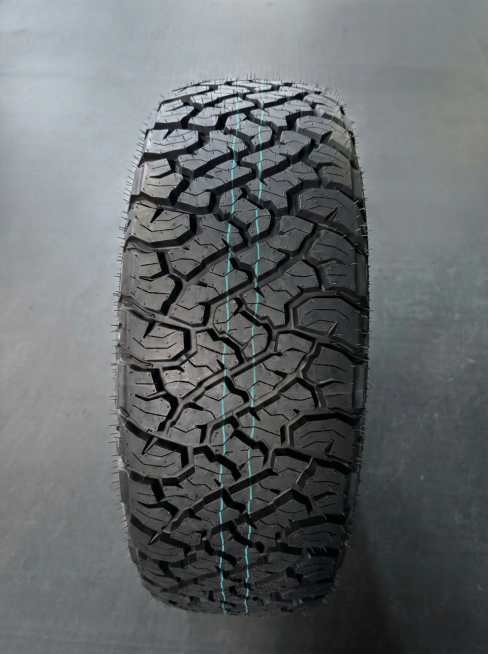 对轮胎进行精修，提升画质，让轮胎纹理更清晰锐利，去除背景的瑕疵，让轮胎呈现出干净精致的质感预览效果