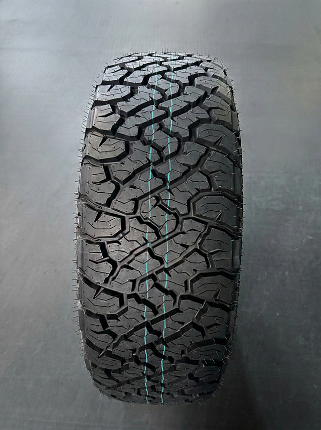 对轮胎进行精修，提升画质，让轮胎纹理更清晰锐利，去除背景的瑕疵，让轮胎呈现出干净精致的质感