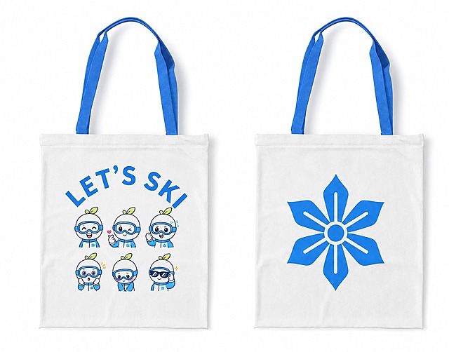修改图中左侧白色帆布包：将"LET'S SKI"文字改成向上的拱形排列；缩小6个表情包的尺寸，表情包总占比为包身面积的50%，在包身居中排列，保持2行3列的布局；右侧帆布包保持不变。整体背景改为纯白色背景，帆布包材质质感保留，产品展示效果图风格