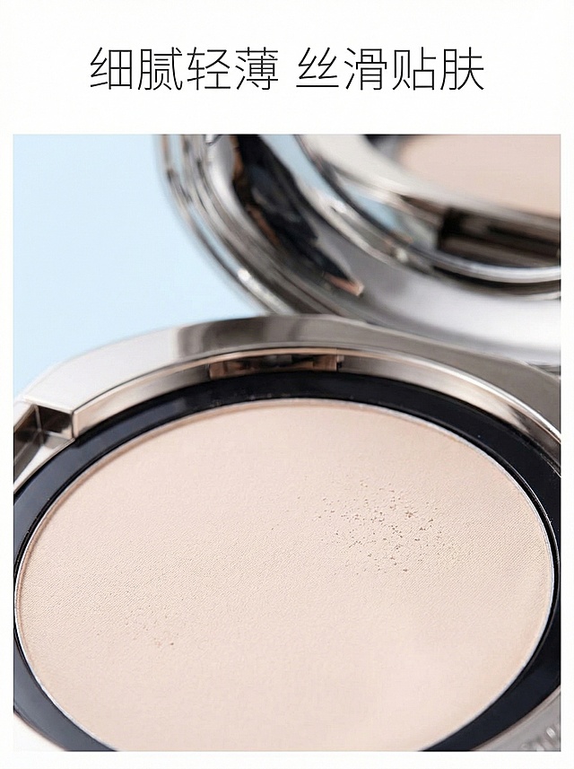 蒂洛薇粉膏质地展示主图，保持和首图一致的简约专业风格，浅蓝纯净渐变背景。极致微距特写粉膏膏体，展示膏体细腻丝滑的质感，放置干净简约的画面中心，保持整体风格统一，突出粉质细腻轻薄的特点。文案："细腻轻薄 丝滑贴肤"，字体为细体无衬线，颜色浅灰，排布在画面顶部留白处，不遮挡膏体主体。