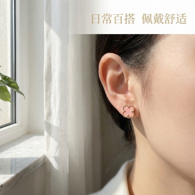 基于垫图的粉金四叶草耳钉，生成佩戴场景主图：耳钉主体与原图完全一致，展示亚洲女性白皙耳垂佩戴该耳钉的特写，背景为简约的法式轻奢室内窗边场景，柔和自然光洒落，文字“日常百搭 佩戴舒适”悬浮在画面右上角，预览效果