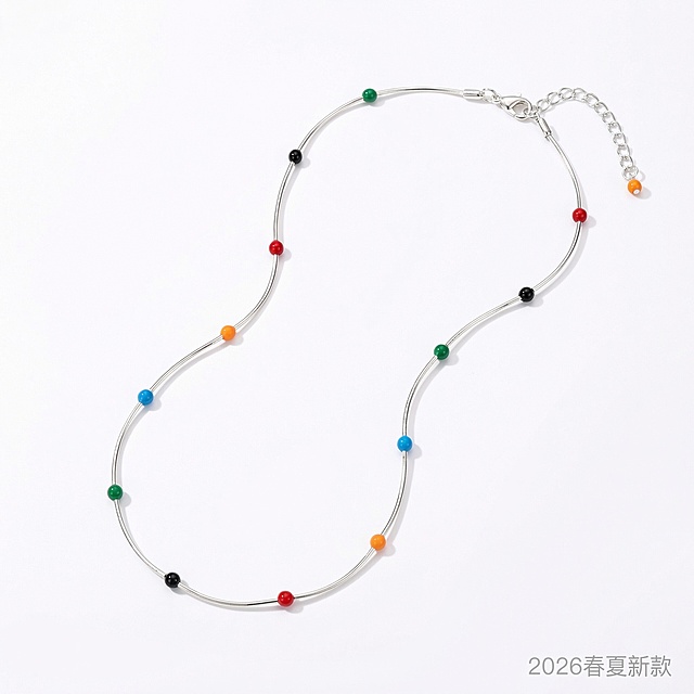 基于原图的彩色滴釉项链，生成白底产品展示主图，纯白干净背景，项链自然平铺居中，柔和均匀打光，完整展示项链整体造型和所有彩色珠子，简洁突出产品本身，右下角标注“2026春夏新款”浅灰色小字，保持画面简洁高级符合小红书风格