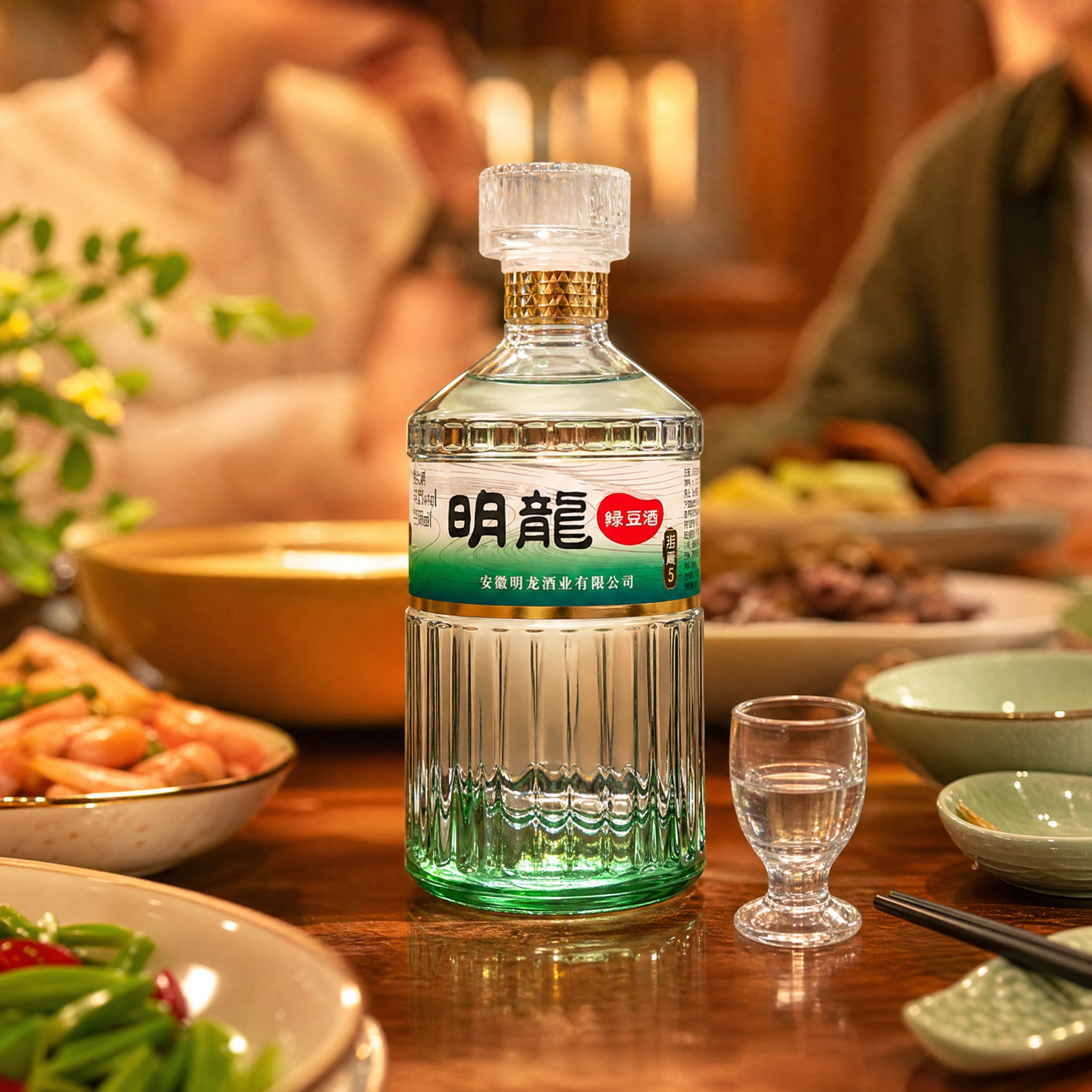 [主图-10] 白酒餐桌场景展示，体现产品的饮用场景与生活感。… - 图片创意预览
