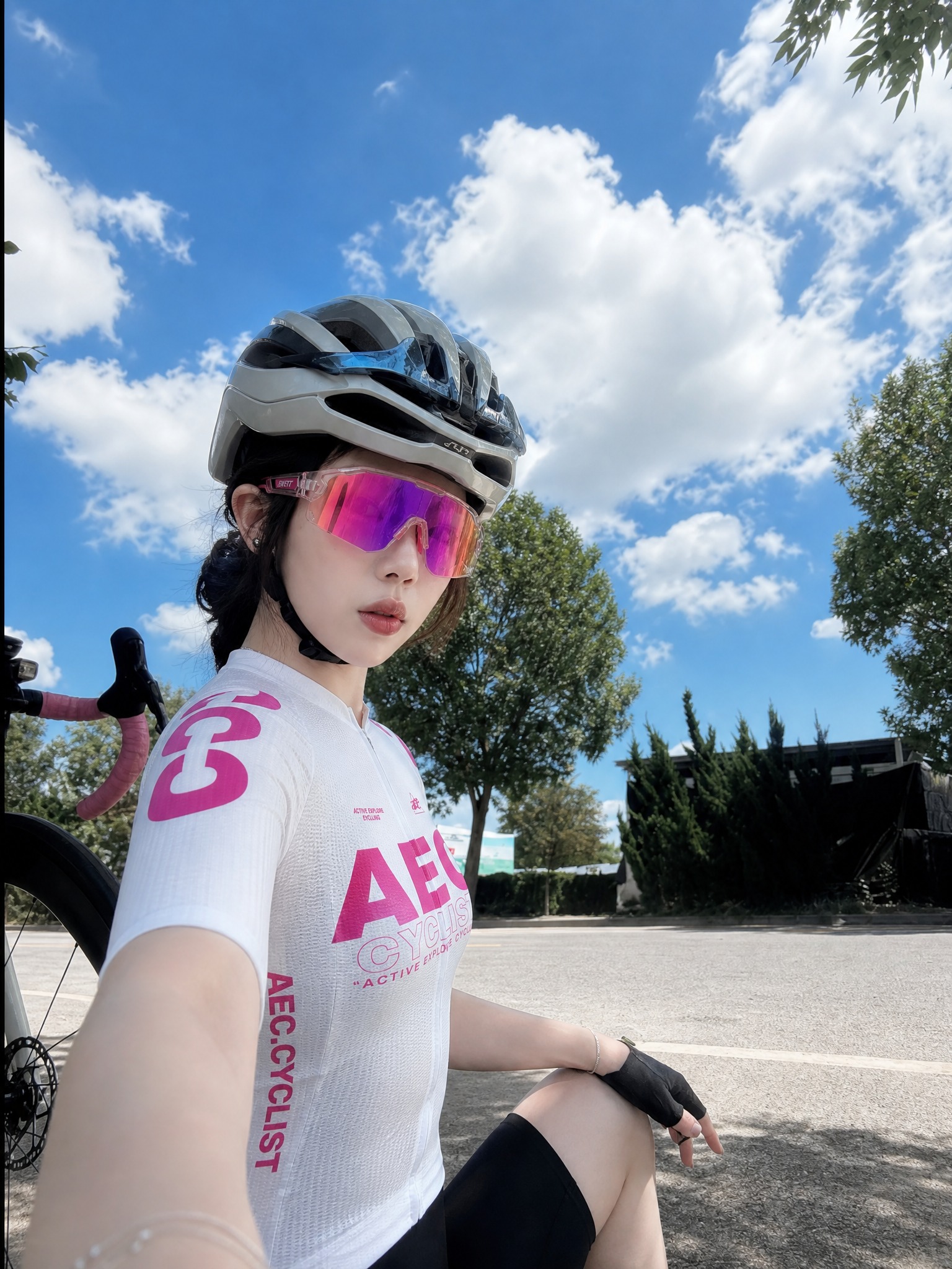 一位漂亮的中国年轻女生，五官精致，化着干净精致的妆容，哑光底妆… - 图片创意预览