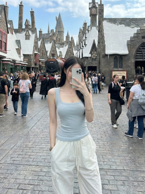 把图2的女子替换图1的女性，并保持图2的衣服不变，使用图1的背景预览效果