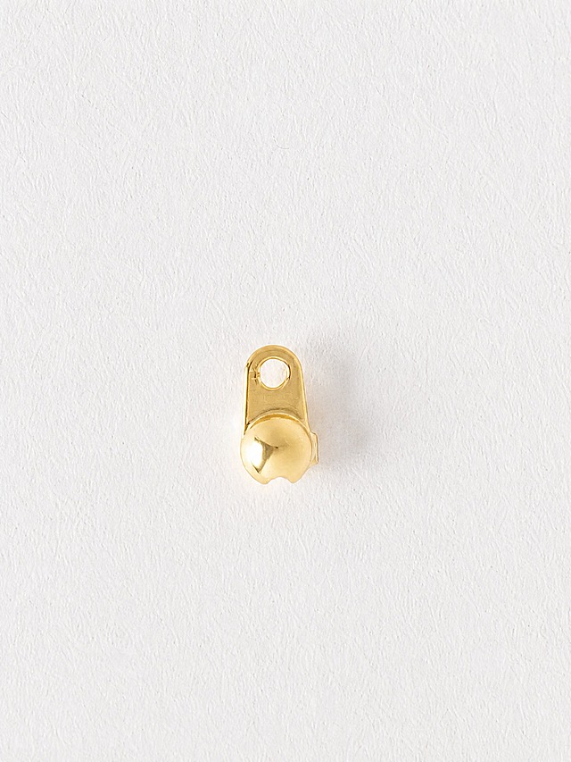 产品精修，锁定原图背景与场景，不去底不换背景，保持原背景光影、透视、景深、色调和元素位置，仅修复背景瑕疵，专业商业棚拍光，5500K标准中性白光，曝光正确，高光和阴影过渡自然，去除金饰配件表面黑色点点、杂质与划痕，表面打磨光滑洁净，保留原有黄金金属质感，光面金属高光边线清晰，反射干净自然，无塑料假金效果，轻微锐化五金缝隙细节，锁定原图五金商品的外轮廓、朝向、可见面、比例、孔位、部件数量、连接关系和功能结构，只做精修不重绘结构，商品完整入画不裁切，锁定原图商品颜色，颜色以输入图为唯一参考，正视图，严格保持原图透视，严禁扶正，严禁镜像翻转