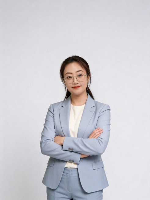 参考第一张图保留人物脸型､年龄等特征生成职场形象照,参考第二张图人物占位和比例,标准焦段50mm,F/4光圈(F/2.8-F/4区间),平视视角(镜头与人物视线齐平);人物占画面70%,人物居中(居中预览效果