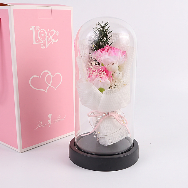 生成800X800像素的纯白色背景产品图，保留原产品红色康乃馨花束玻璃罩香皂花带彩盒，去除原背景橙色、木纹和布料背景，产品保持居中，生成清晰干净的电商白底主图