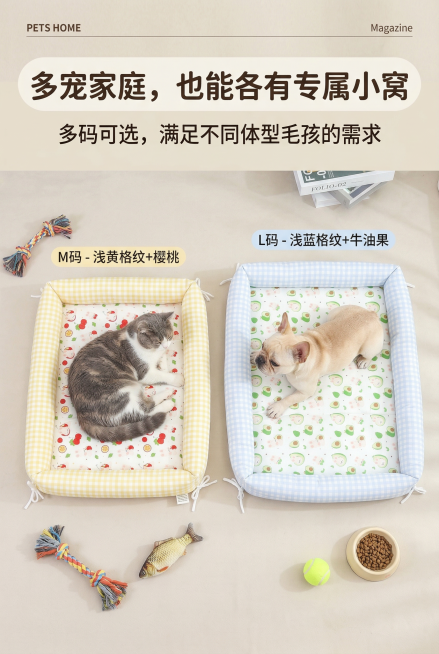 2:3竖屏，杂志风精致排版，画面中同时展示M码浅黄格纹+樱桃窝垫（还原https://0.jpg细节）和L码浅蓝格纹+牛油果窝垫（还原https://3.jpg细节），分别有一只8斤内的成猫和20斤内预览效果