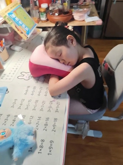 把产品上面的深粉色和下面的浅粉色互换预览效果