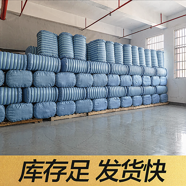 [主图-5] 服务保障图，展示库存优势
[氛围风格] 大气专业，传递供应链优势
[画质] 商业摄影质感，高分辨率超高清，画面清晰真实，干净整洁
[元素] 仓库中整齐码放大量包装好的鸭毛原料大包，排列整齐，展示充足库存。保持仓库包装和输入参考图一致，杜绝变形。整体画面干净整洁，商品区域清晰突出。画面满屏无边框
[光影] 自然仓库采光搭配均匀补光，整体明亮清晰，还原真实场景
[配色] 保持原图真实配色，底部浅金色底条搭配黑色文字，对比清晰
[视角构图] 全景平视构图，展示整体库存场景，主体突出
[文字版式] 底部放置通栏浅金色底条，大号黑色粗体文字“库存足 发货快”，文字清晰，不遮挡主体产品
[比例分辨率] 1:1比例，4K分辨率，文字清晰可读
[负向提示词] 变形，水印，文字错乱，产品模糊，背景杂乱
