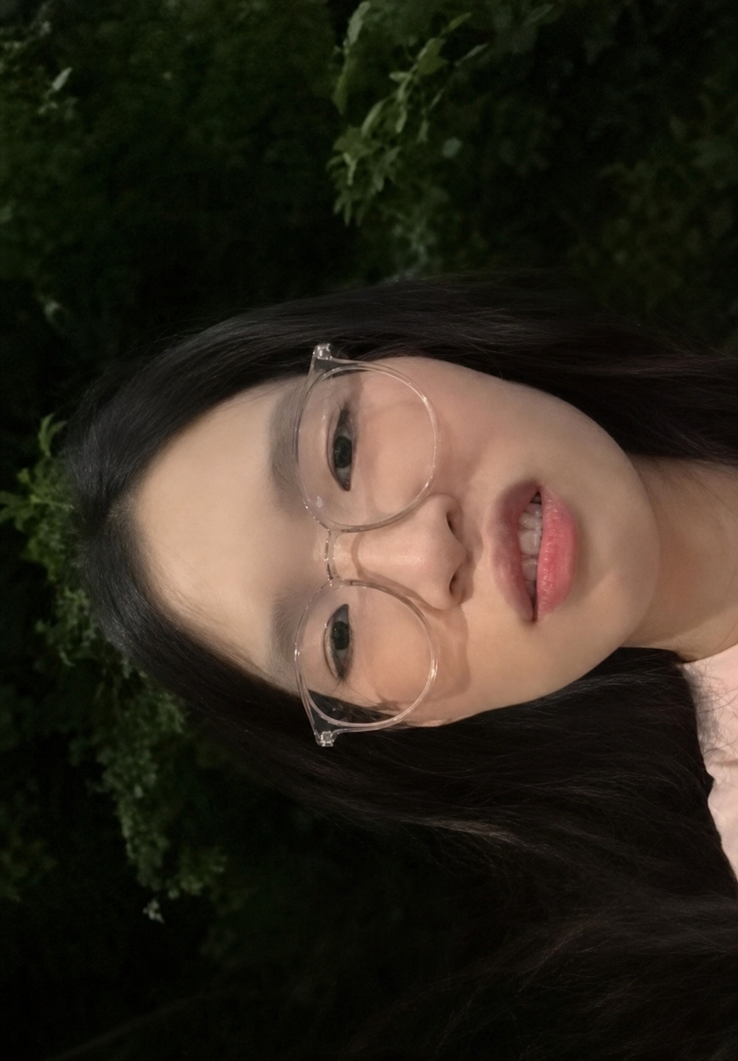 只保留画面中戴透明圆框眼镜的女生部分，裁剪掉其他人物和多余区域… - 图片创意预览