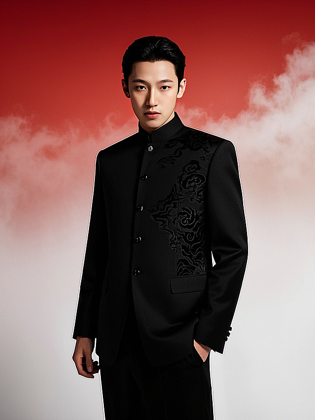 中式感国潮风，刺绣龙纹点缀，红云背景烘托，尽显传统与现代融合之美。