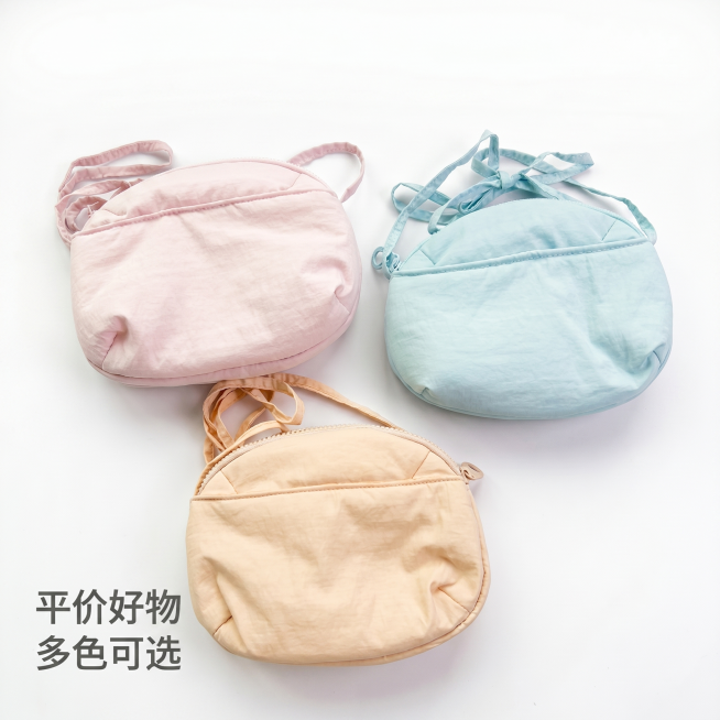 [主图 5] 多巴胺小背包多色合集展示图。[氛围风格] 清新元气可爱风。[画质] 商业摄影质感、光线柔和通透、产品清晰真实、画面干净高级。[元素] 粉色、蓝色、奶杏色三款同款式多巴胺小背包整齐摆放在纯预览效果