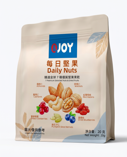 生成一款每日坚果立式食品包装袋，长29CM，宽23CM，整体设计风格参考图1，包含图1全部设计元素、文字内容和浅米色浅蓝叶子背景，袋子样式为图2的立式自立包装袋样式。预览效果